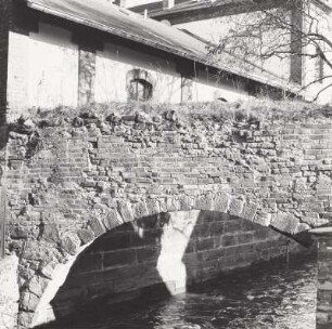 Bogen der alten Stadtbefestigung über den Mühlgraben