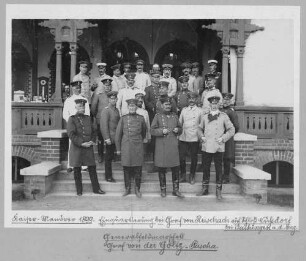 Kaisermanöver 1899: Gruppenbild mit fünfundzwanzig Personen, Freiherr Colmar von der Goltz-Pascha, preussischer türkischer General und sein Offiziersstab bei der Einquartierung bei Graf von Reischach, Schloss Nußdorf bei Vaihingen a. d. Enz