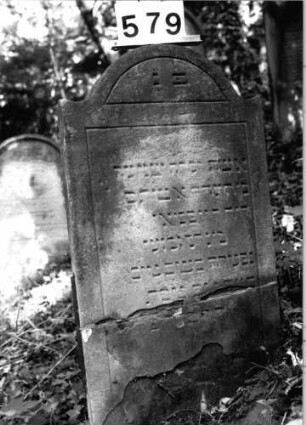 Grabstein 579 (Index: 99802823) Material: Sandstein Zustand: gebrochen/Textverlust Maße HxBxT: 87x51x9 cm Beschreibung: Stele mit Karniesbogen: Grabstein 579