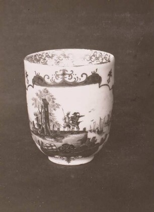 Tasse, bemalt mit Hafenszene und Goldspitzen nach Meißner Vorbild