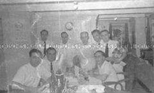 Heimfahrt vom Internierungslager auf Angel Island auf dem italienischen Dampfer "Fella", Gruppenfoto der Besatzungsmitglieder am gedeckten Tisch