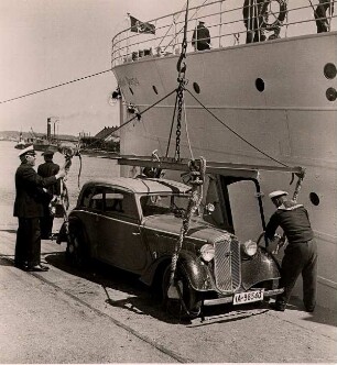 Travemünde. Der PKW des Fotografen wird auf das Passagierschiff "Hansestadt Danzig" des Seedienstes Ostpreußen verladen.