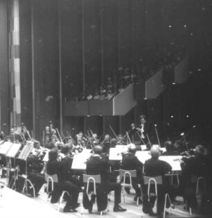 Konzert der Dresdner Philharmonie unter Leitung von Johannes Winkler (S. Kurz: Aufenthalt auf Erden; Klavierkonzerte von Skrjabin und Tschaikowski). Kulturpalast Dresden, 24.09.1976