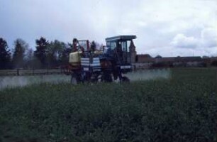 Fotografie: Weinbau, Traktor, Trägerfahrzeug, Pflanzenschutz, Feldspritze angebaut