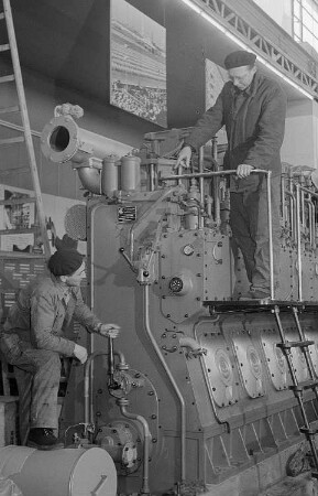 Vorbereitungen zur Frühjahrsmesse 1956, rumänische Arbeiter beim Montieren einer technischen Anlage