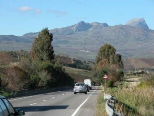 Insel Sizilien - Landstraße : Aufgenommen auf der Insel Sizilien 2005