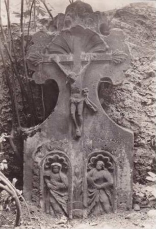 Alter Friedhof, Grabkreuz mit Kruzifix und 2 Heiligen 1930
