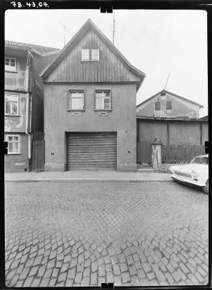 Schmalkalden, Braugasse. Wohnhaus mit Garage. Straßenfront