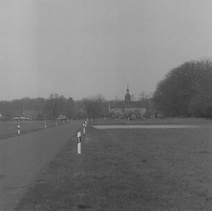 Ortseinfahrt mit Blick zum Turm der Dorfkirche