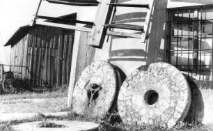 Vierkirchen-Arnsdorf. Holländermühle, Mühlsteine
