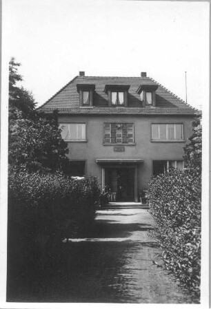 Wohnhaus : Meißen, Stadtparkhöhe 6. Wohnhaus (1934-1935). Heckenweg mit Haupteingangsfront