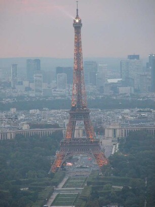 Eiffelturm abends und westliche Vorstädte, gesehen vom Tour Montparnasse