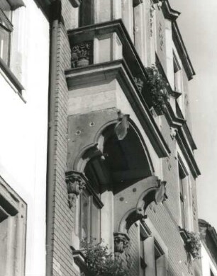 Freiberg, Petersstraße 30. Wohnhaus mit ehemaliger Gaststätte "Petershof" (bezeichnet 1899). Erker und Konsolen (1. und 2. Obergeschoß)