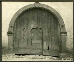 Tor, Schlußstein mit Winzerzeichen und Traube 1762