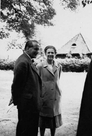 Herbert von Einem und seine Frau Lotte auf einer von ihm geleiteten Exkursion des Bonner Instituts zur "Kunst der Gotik in Süddeutschland"