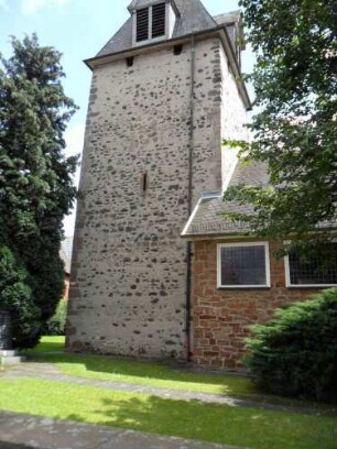 Turm von Norden über Kirchhof
