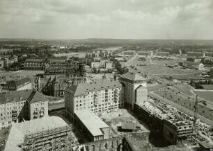 Dresden. Blick vom Rathausturm nach Nordosten über die Wohnblöcke an der Ernst-Thälmann-Straße zum beräumten Pirnaischen Platz