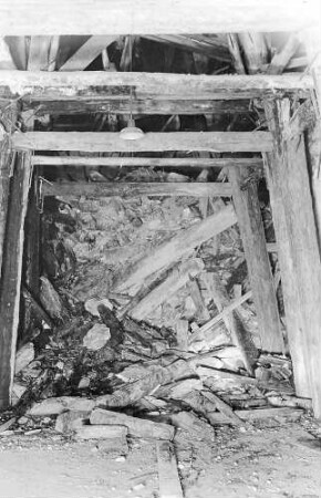 Lämmerbuckeltunnel, km 151,181 Eingestürzter Lüftungsschacht, Mit dem Bau des Tunnels wurde Ende 1937 begonnen. Mitte 1938 durchgebrochen. Arbeiten 1941 eingestellt. 1948/49 restliche Rohbauarbeiten. Fertigstellung 1957.