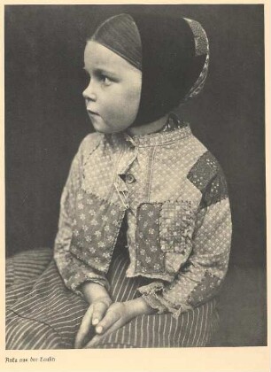 Mädchen in Alltagstracht der Kinder. : Kleidung - Hoyerswerdaer Tracht. Ort: Wojerecy / Hoyerswerda. Alltagstracht der Kinder.