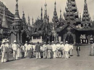 Rangun, Birma: Gruppenbildnis mit Touristen und Einheimischen vor der Shwedagon-Pagode