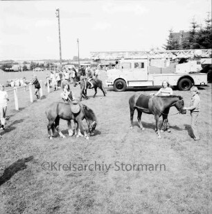 Sommerfest von Freiwilliger Feuerwehr und Turn- und Sportverein (TSV) Zarpen: Ponyreiten: im Hintergrund Leiterwagen der Feuerwehr und Zuschauer