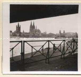 Köln, Blick von der Hängebrücke auf Rheinufer