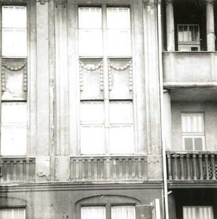 Cottbus, Marienstraße 22. Wohn-und Geschäftshaus (um 1905). Fenster (1. u. 2. OG links)