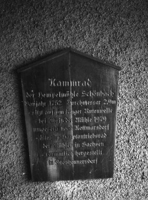 Tafel mit Beschreibung zum Kammrad der Hempelmühle Schönbach (1752; Ch. Fröden; 2,90 m Durchmesser, Gewicht ca. 2 t). Kottmar-Kottmarsdorf, Bockwindmühle Kottmarsdorf