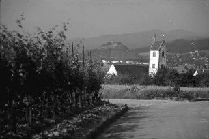 Wettelbrunn: Weinberg mit Kirchturm; Hintergrund Burg Staufen