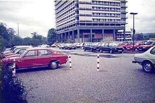 Hansjakob, Gottfried; Bonn - Rheinaue; Generaldirektion der Deutschen Post AG - 'Parkdeck am Hochhaus Blickrichtung Hermann-Ehlers-Str.'