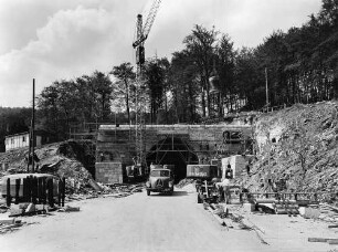 Lämmerbuckeltunnel, km 151,181 Ulmer Portal, Mit dem Bau des Tunnels wurde Ende 1937 begonnen. Mitte 1938 durchgebrochen. Arbeiten 1941 eingestellt. 1948/49 restliche Rohbauarbeiten. Fertigstellung 1957.