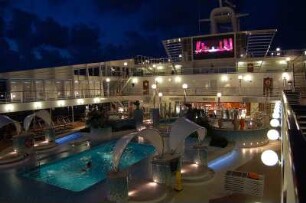 Kreuzfahrtschiff "Musica" : Deck 13 mit Swimmingpools, italienisches Kreuzfahrtschiff "Musica", 2550 Passagiere, Sommer 2006 als Neubau der MSC-Reederei in Dienst gestellt, aufgenommen 2006