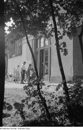 Blick auf einen Teil des Pavillons mit Besuchern