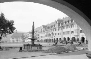 Freudenstadt: Brunnen am Marktplatz und Nordfront der Häuser