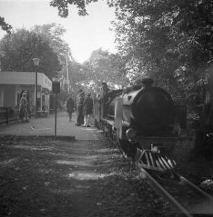 Dresden-Altstadt. Großer Garten. Ausflug mit der Pioniereisenbahn. Eingefahrener Zug an einem Bahnsteig