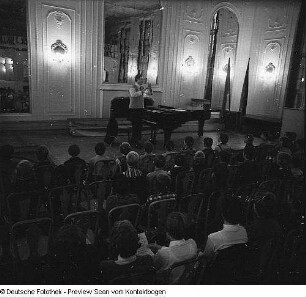 Knabenchor Dresden. Probe unter Chorleiter Manfred Winter in der EOS (Gymnasium) "Romain Rolland", 1973.12. & Probe mit den Solisten des Knabenchores Dresden, am Flügel Chorleiter Manfred Winter