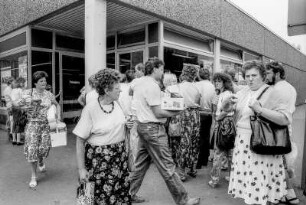 Ex-DDR Bürger in westdeutschen grenznahen Städten, 8. + 9. August 1990. hier: ALDI-MArkt in Helmstedt
