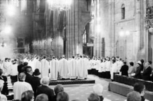 Freiburg: Münster, Priester, stehend