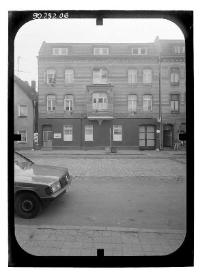 Bützow, Wilhelm-Pieck-Straße (Lange Straße). Wohnhaus mit Durchfahrt. Straßenfront