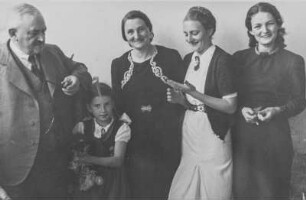 Familienportrait (Lateinamerika-Aufenthalte 1928/1942 – Album Das Vulkanland im Süden Kolumbiens. I. Teil, 1940)