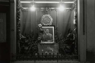 Roßwein. Schaufensterdekoration der Schuhfabrik Theodor Schwertfeger zu Adolf Hitlers 50. Geburtstag am 20.4.1939 mit Hitlerbildnis und Fotografie des Brandenburger Tores