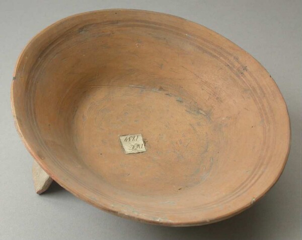 Tripod bowl made of clay