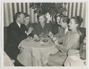 Lin Mayberry, Marlene Dietrich, Tochter Maria und Ehemann Rudolf Sieber (rechts), Wiedersehen im Club "El Morocco" (New York, Juli 1945) (Archivtitel)