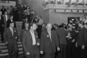 Abreise der sowjetischen Delegation vom Ostbahnhof Berlin : Delegierte im Ostbahnhof
