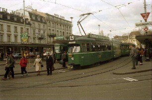 Basel: SBB, Bahnhofsvorplatz mit Straßenbahnsteig