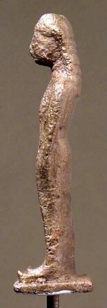 Kleine weibliche archaische Statuette ionischen Stils, bekleidet mit langem Chiton mit Mittelborte und Schnabelschuhen