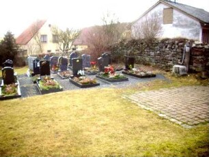Kirchhof im Norden mit Resten der Kirchhofmauer im Verlauf
