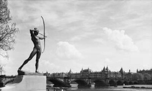 Bogenschütze : Neustädter Elbufer, Bogenschütze von E. M. Geyger gegen Albertbrücke und Jägerkaserne
