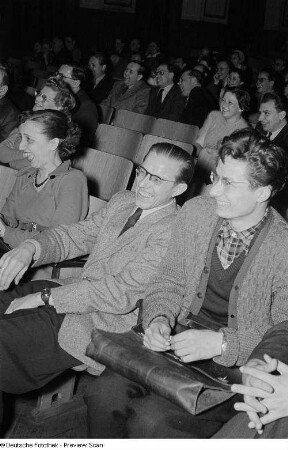 Lachendes Publikum beim Ersten Programm der Leipziger Pfeffermühle im Weißen Saal