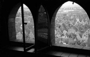 Lübeck: Blick von der Petrikirche, Durchblick durch Fenster auf Stadt, im Spiegel Rathaus